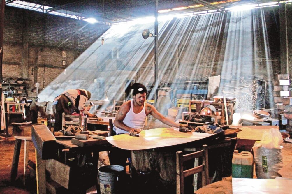 Santa Clara del Cobre es el único lugar en el mundo donde se trabaja el cobre a martillazos; los artesanos empiezan extendiendo el lingote de metal hasta ver terminadas sus piezas (UBALDO GARIBAY BENÍTEZ)