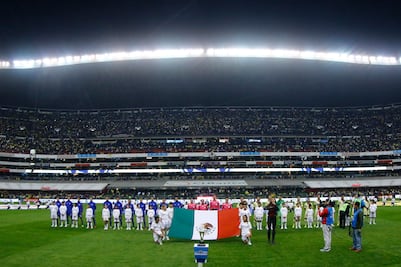 Barras no respetan el Himno Nacional en la Final de Liga MX