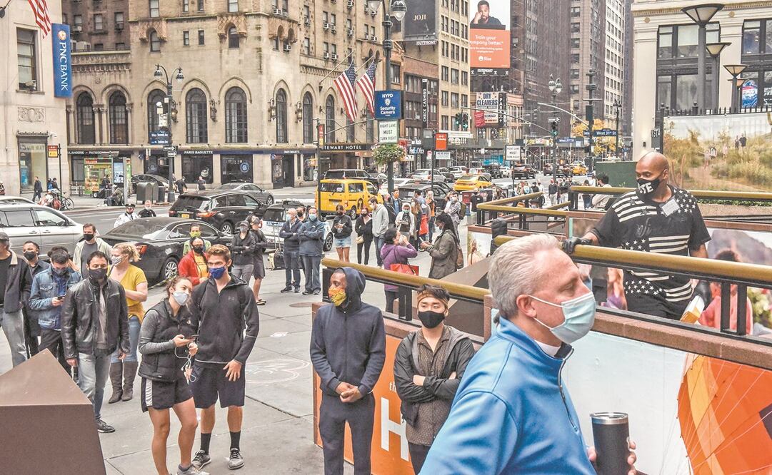 Estadounidenses hicieron largas filas ayer durante el primer día de votación anticipada, en Nueva York. Foto: Stephanie Keith. AFP
