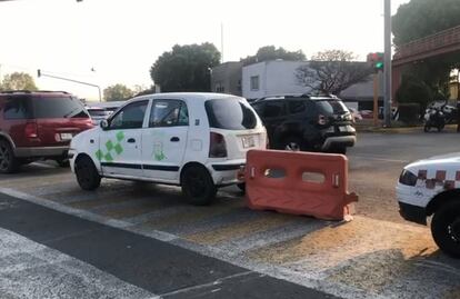 Taxistas bloquean vialidades frente al Centro de Justicia de la Fiscalía mexiquense en Tlalnepantla
