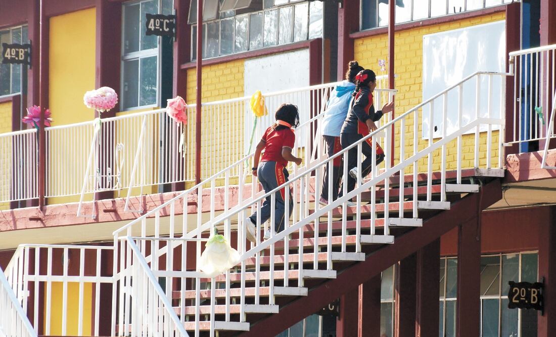 La basificación de 2 mil docentes que tenían contrato temporal es otro de los logros de la Sección 22. Foto: ARCHIVO EL UNIVERSAL