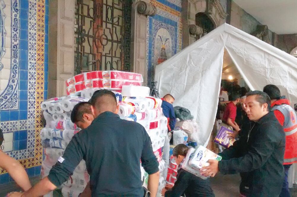Al Antiguo Palacio del Ayuntamiento acudieron decenas de personas con alimentos, agua embotellada y artículos de higiene (DONOVAN KREMER. EL UNIVERSAL)