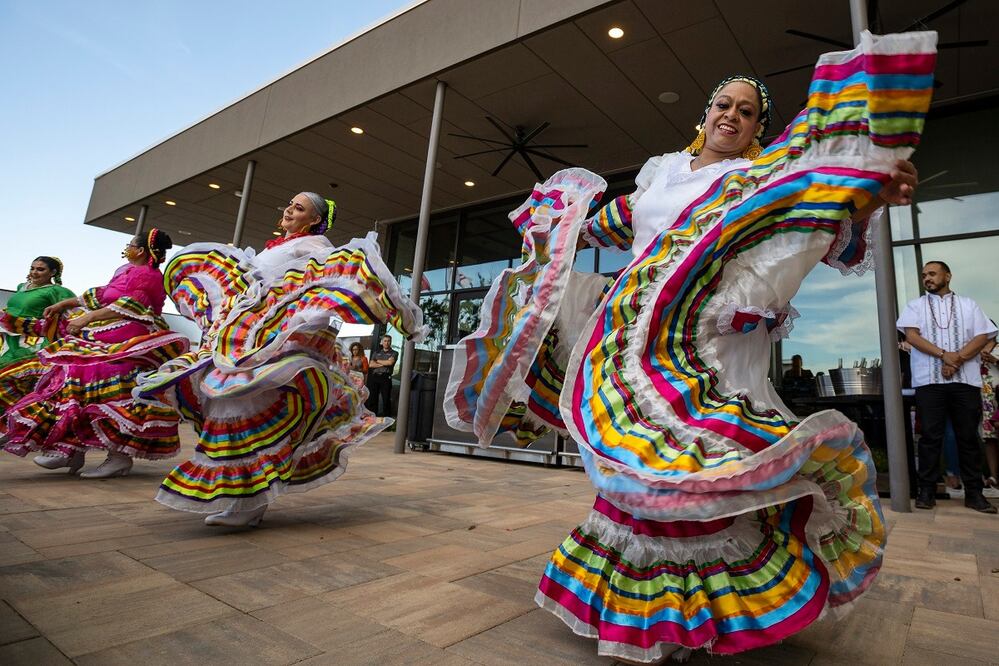 Bailarines folclóricos del grupo Viva México realizan su rutina durante una celebración del Cinco de Mayo y un mezclador organizado por la Cámara de Comercio Hispana de Odessa en el Odessa Marriott Hotel and Convention Center, el 5 de mayo de 2021, en Odessa, Texas. AP