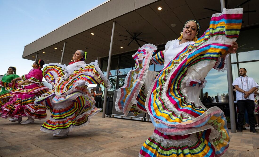 Bailarines folclóricos del grupo Viva México realizan su rutina durante una celebración del Cinco de Mayo y un mezclador organizado por la Cámara de Comercio Hispana de Odessa en el Odessa Marriott Hotel and Convention Center, el 5 de mayo de 2021, en Odessa, Texas. AP