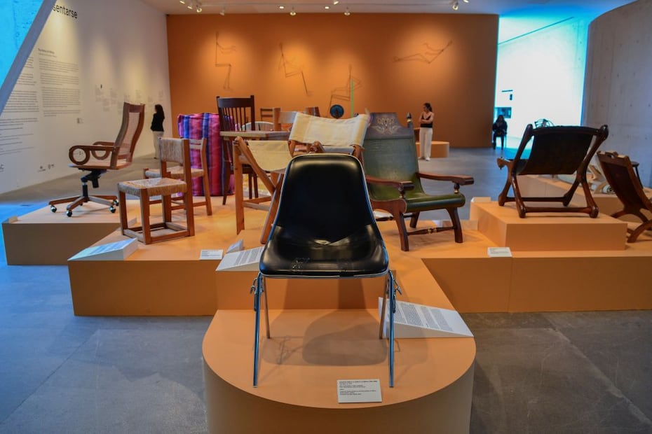 Treinta y un piezas conforman la exposición “La historia de cómo sentarse”. Foto: Jair Cruz Tenorio