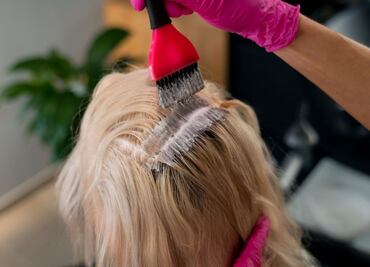 Qué es un "baño de color" y qué beneficios tiene para las canas