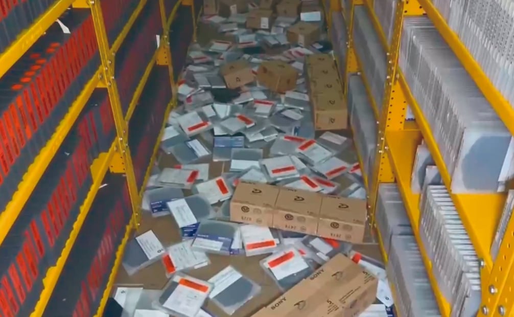 Una vez liberadas las instalaciones del Canal Once, el domingo pasado, la directora y su equipo registraron en video los daños hallados: decenas de materiales audiovisuales se encontraron rotos y regados por el suelo. Foto: Especial