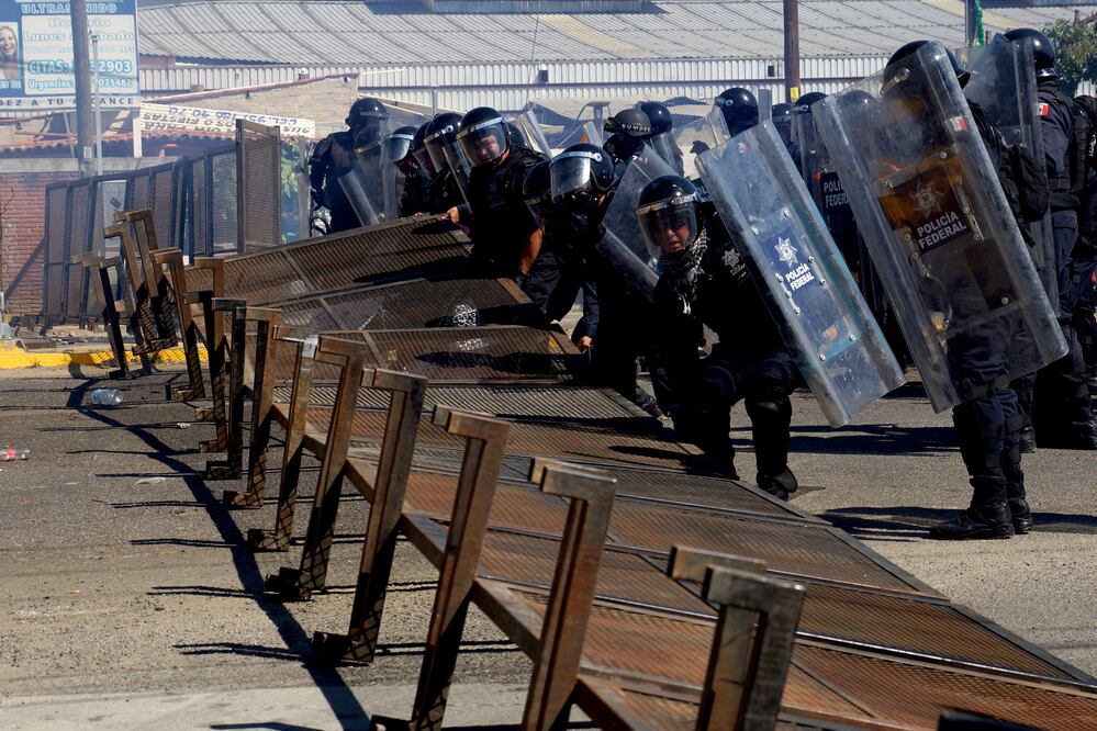 Encapuchados derriban una cerca metálica; la Policía Federal advierte que no pueden avanzar o de lo contrario tendrán que replegarlos (EDWIN HERNANDEZ. EL UNIVERSAL)