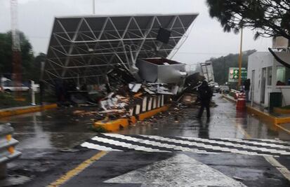 Tráiler destruye caseta de cobro sobre Autopista Siglo 21