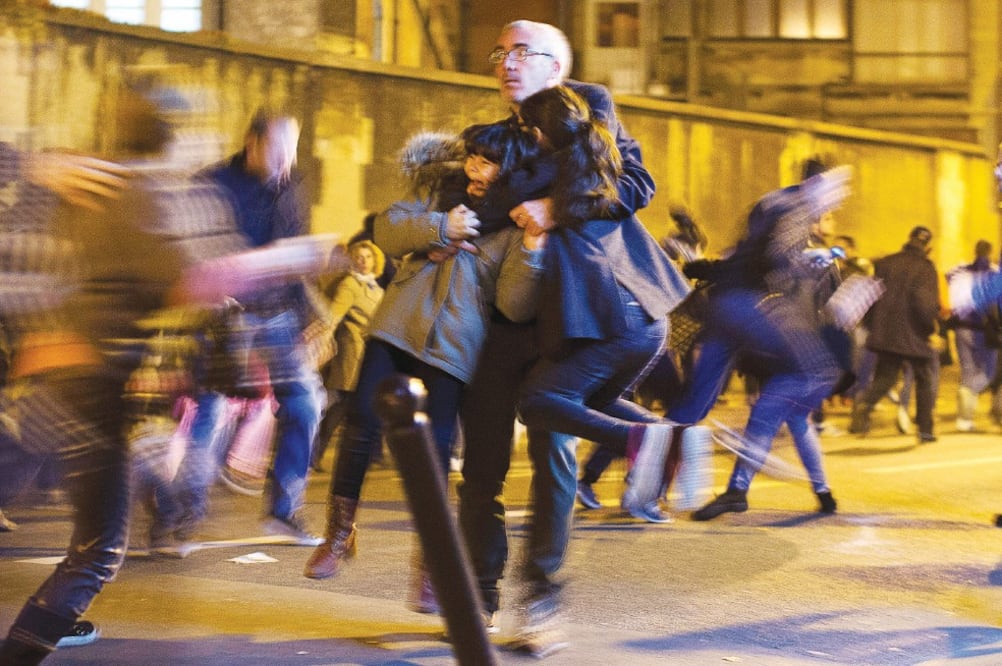 Asistentes a un homenaje a las víctimas por los ataques en París entraron en pánico en la Plaza de la República, ayer, luego de una falsa alarma de bomba, que generó una estampida de personas, sin ocasionar lesionados (PETER DEJONG. AP)