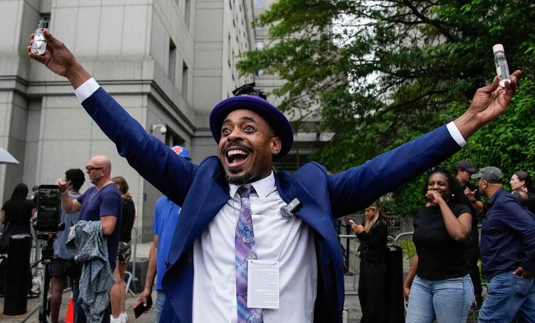La gente reacciona frente a la corte federal tras el anuncio de los veredictos durante el juicio de Sean Combs por tráfico sexual y crimen organizado en la Corte Federal de Manhattan. Foto: EDUARDO MUNOZ ALVAREZ / GETTY IMAGES NORTH AMERICA / Getty Images via AFP.