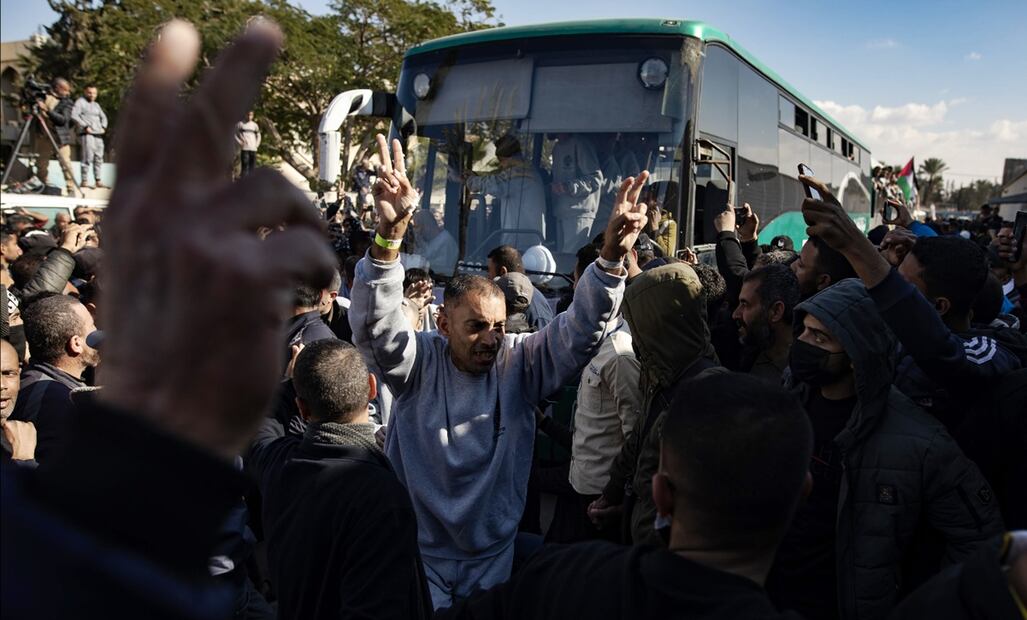 Imagen de prisioneros palestinos que fueron liberados este sábado 1 de febrero de 2025 en la Franja de Gaza como parte del intercambio por tres rehenes israelíes en el marco del alto el fuego. Foto: EFE