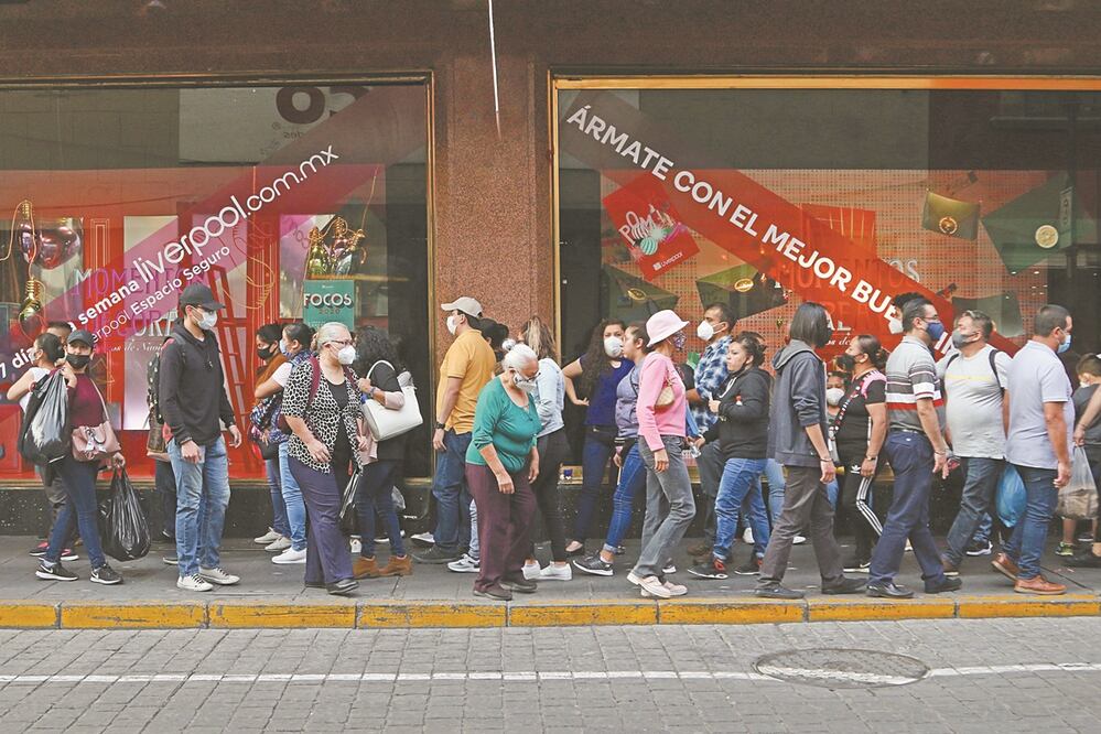 En los alrededores de los grandes almacenes se observaron algunas filas sin respetar la sana distancia; sin embargo, el movimiento no es tanto como en años pasados. Fotos: Carlos Mejía. EL UNIVERSAL