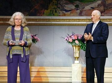 Karen Uhlenbeck, primera mujer que recibe el "Nobel" de matemáticas