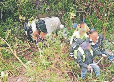 Camioneta cae a un barranco en la Álvaro Obregón