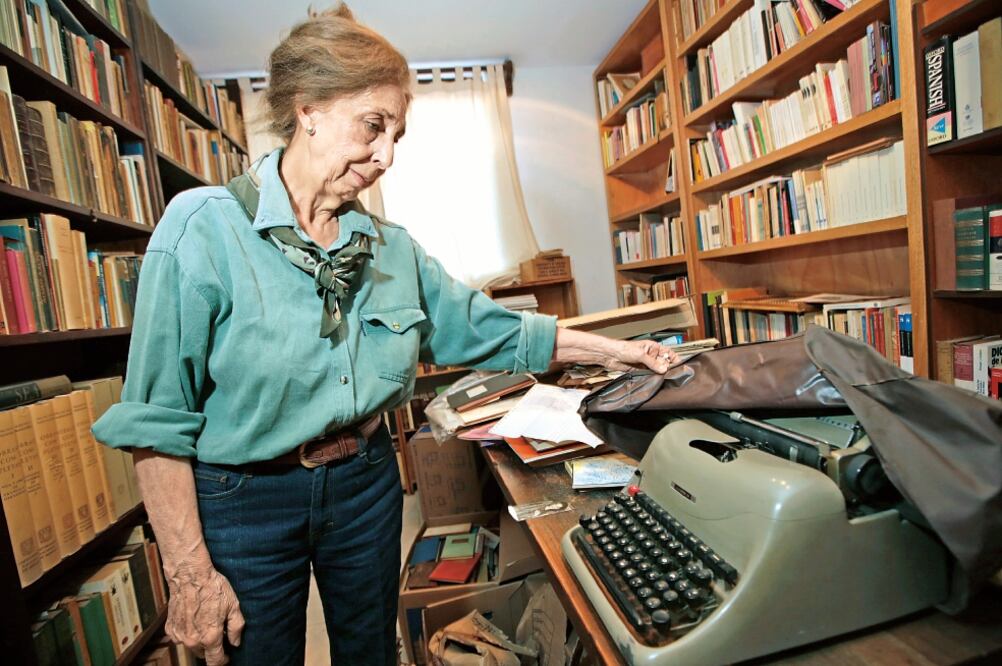 La viuda del escritor descubre la máquina de escribir Olivetti verde olivo modelo Lexicon 80 en la que, intuye, Salvador Elizondo pudo escribir "Farabeuf o la crónica de un instante" (LUIS CORTÉS. EL UNIVERSAL)