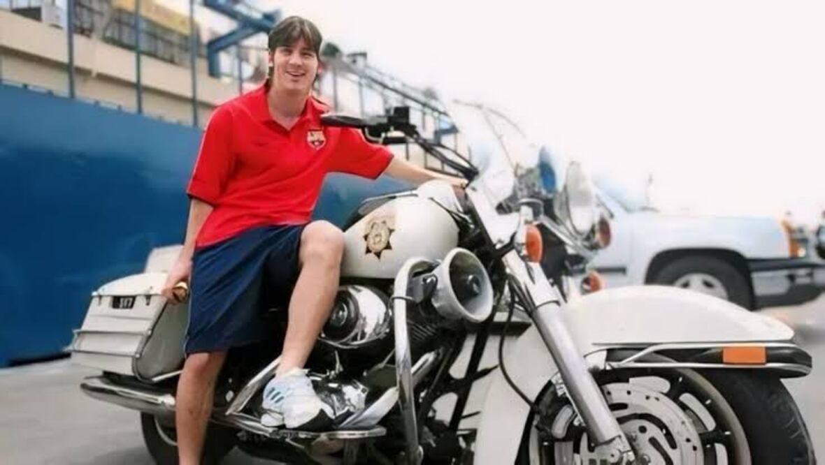 Lionel Messi posó con la moto de un policía en su primera visita a Nuevo León / Foto: Especiales