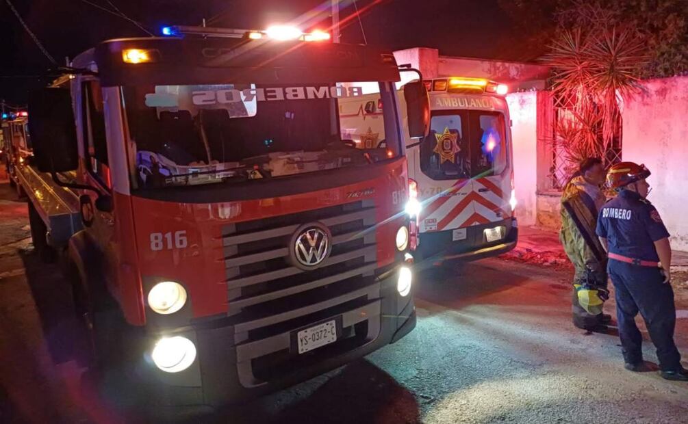 Policías, paramédicos y bomberos arribaron al predio de Yucatán donde se reportó el incendio (25/02/2025). Foto: Especial