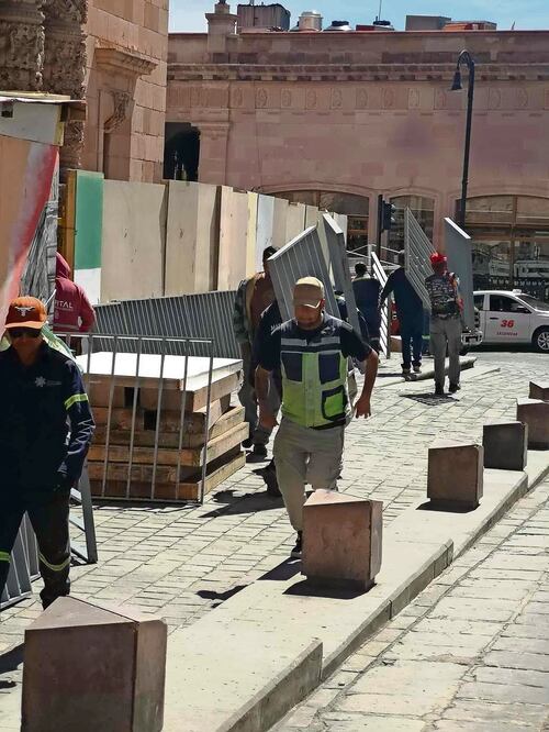 Trabajadores cubren edificios en el centro de Zacatecas antes de las marchas del viernes por el 8M. EliezerName. El Universal.