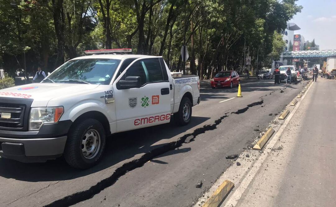 Sistema de Aguas de la Ciudad de México (Sacmex) determinaron que se trataba de un socavón que recorría el carril de extrema izquierda con una profundidad de aproximadamente un metro. Foto: Especial
