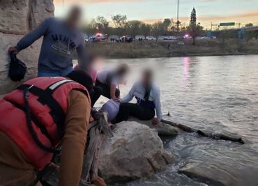 Rescatan a familia con síntomas de hipotermia sobre rocas en medio del Río Bravo