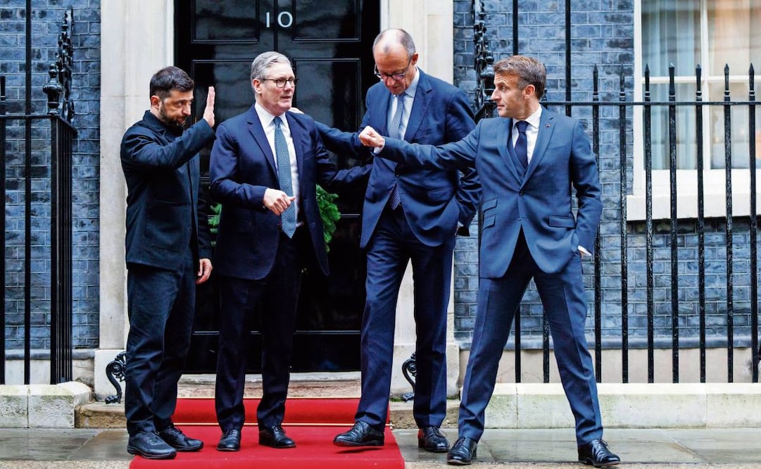 Volodimir Zelensky, presidente de Ucrania; Keir Starmer, primer ministro británico; Friedrich Merz, canciller alemán, y Emmanuel Macron, mandatario
francés, ayer tras su reunión en Downing Street 10, Londres, Inglaterra, para hablar del plan de paz de Estados Unidos. Foto: Tolga Akmen / EFE