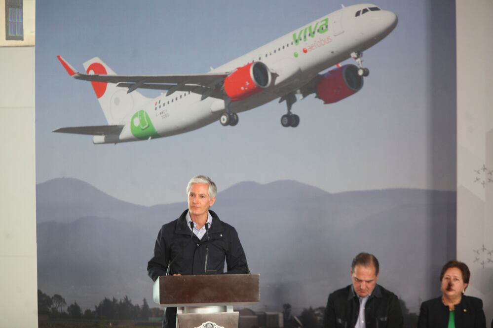 El gobernador del Estado de México inauguró dos nuevas rutas que comunicarán Toluca con Cancún y Monterrey, de la empresa Viva Aerobús (Jorge Alvarado. EL UNIVERSAL)