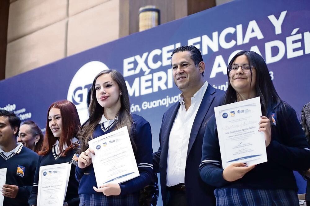 El gobernador Diego Sinhue entregó reconocimientos a estudiantes y resaltó que son historias de éxito y ejemplo a seguir. Foto: Especial