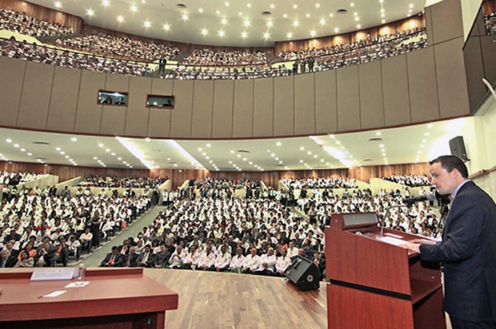 En la ceremonia de cierre del ciclo académico 2015-2016 en el Centro Médico Siglo XXI, el titular del IMSS habló a la comunidad médica sobre los cambios que realizará para eficientar los servicios (ESPECIAL)