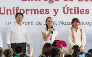 Sheinbaum encabeza entrega de beca Rita Cetina en Nezahualcóyotl; pide a estudiantes no hacer bullying