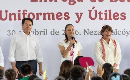Sheinbaum lee cuento “El Gato Loco”, junto a estudiantes en Neza; encabeza entrega de beca Rita Cetina
