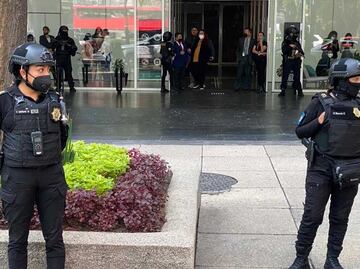 Centenares de celulares, miles de chips y 27 detenidos: saldo del cateo en call centers de CDMX