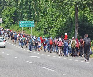 Piden a migrantes cumplir requisitos de tránsito