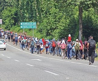 Piden a migrantes cumplir requisitos de tránsito