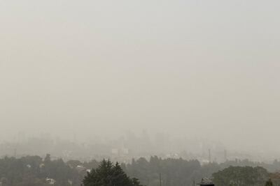 Reportan tolvanera en varias zonas de CDMX por fuertes vientos 