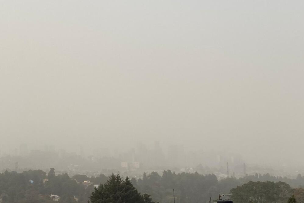 Tolvanera visible desde Santa Fe, al poniente de la CDMX.  Foto Salvador Corona /El Universal