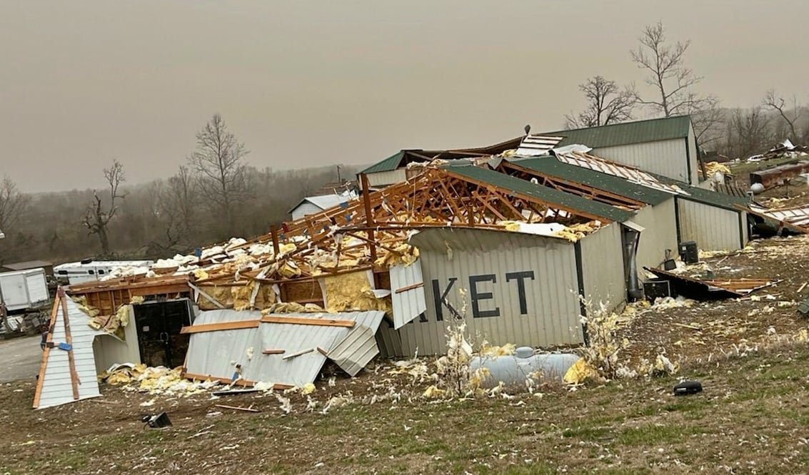 Una casa dañada después de que una fuerte tormenta azotara la zona cercana al condado de Ozark, Missouri, el 15 de marzo de 2025. Foto: AP
