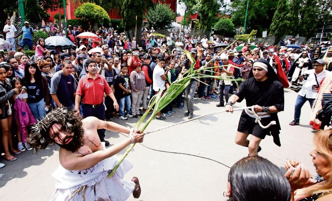 En la explanada de la iglesia de San Pedro Apóstol, en el centro de la delegación Cuajimalpa, se escenificó el juicio y condena a Jesús. (CARLOS MEJÍA. ELUNIVERSAL)