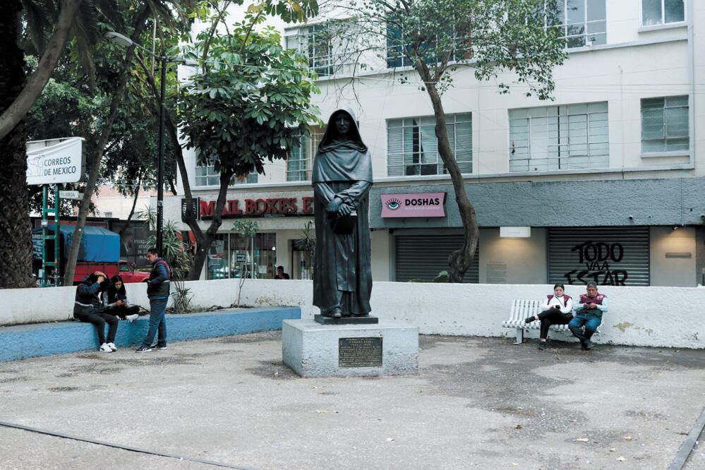 La plaza Giordano Bruno luce vacía luego de que cientos de migrantes centroamericanos acamparan en espera de su cita en la Comar. Foto: Gabriel Pano / EL UNIVERSAL
