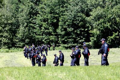 Policía de NY sospecha que prófugos podrían estar armados