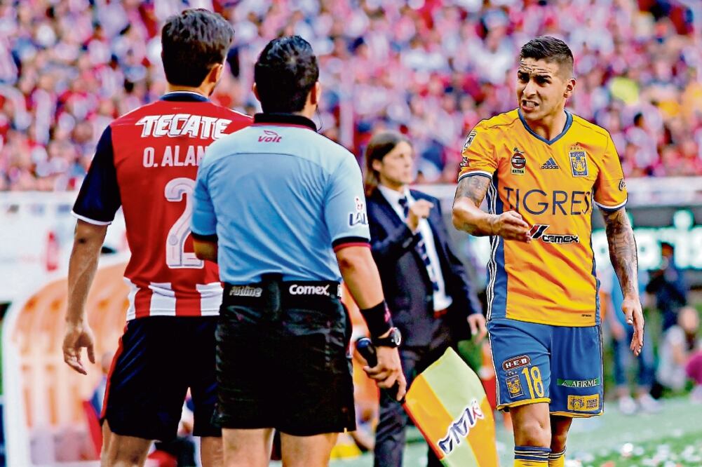 Luis Enrique Santander no pitó una falta de Jair Pereira sobre Sosa. (IMAGO7)