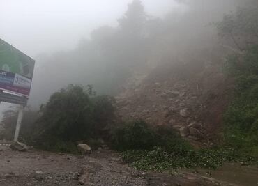 VIDEO: Lluvias provocan derrumbe de cerro en Querétaro; cierran carretera en Pinal de Amoles