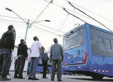 “Estos camiones son súper ligeros, una tecnología muy nueva", dicen choferes sobre el trolebús elevado de CDMX