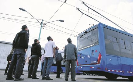 “Estos camiones son súper ligeros, una tecnología muy nueva", dicen choferes sobre el trolebús elevado de CDMX