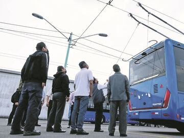 “Estos camiones son súper ligeros, una tecnología muy nueva", dicen choferes sobre el trolebús elevado de CDMX