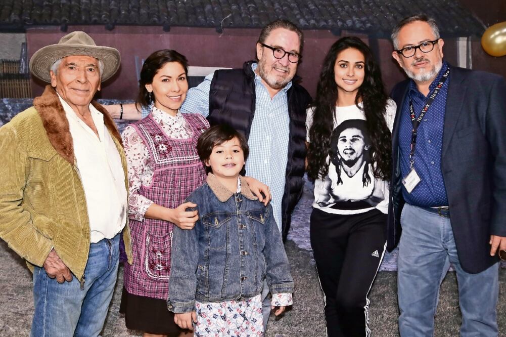 Notni, de pantalón negro, celebró su cumpleaños rodeada de su elenco (BERENICE FREGOSO. EL UNIVERSAL)