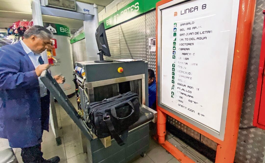 El detector que estuvo ubicado durante más de un año a un costado de los torniquetes de la estación Bellas Artes, fue retirado el domingo, según un comerciante. Foto: Áxel Sánchez | El Universal