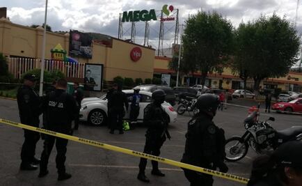 Asesinan a mujer en estacionamiento de centro comercial en Atizapán