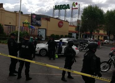 Asesinan a mujer en estacionamiento de centro comercial en Atizapán