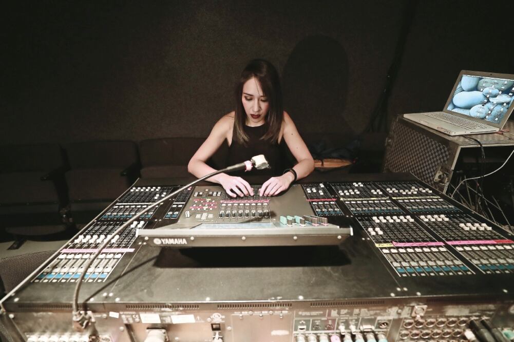 Tiene 27 años y es la ingeniero de sonido del Teatro México. Foto: ALEJANDRO ACOSTA. EL UNIVERSAL